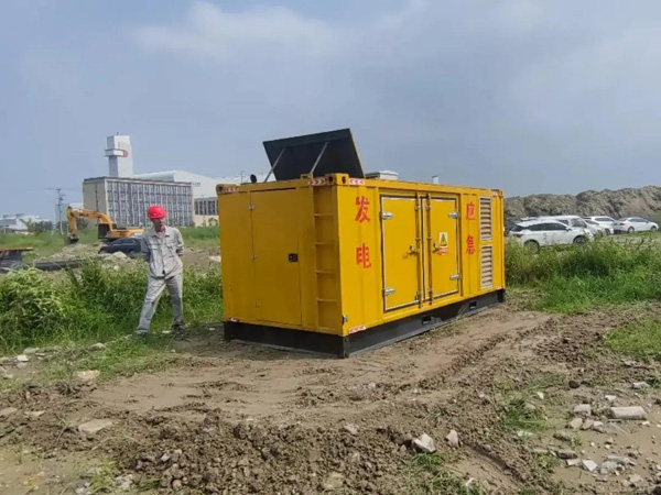 建平200KW柴油发电机机组每小时的油耗量受哪些因素影响？